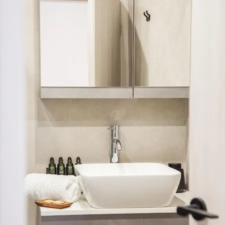Minimal Chic Retreat Apartment *